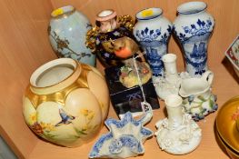 A GROUP OF CERAMICS, to include boxed Royal Crown Derby Robin (tail loose in box), a Royal Worcester