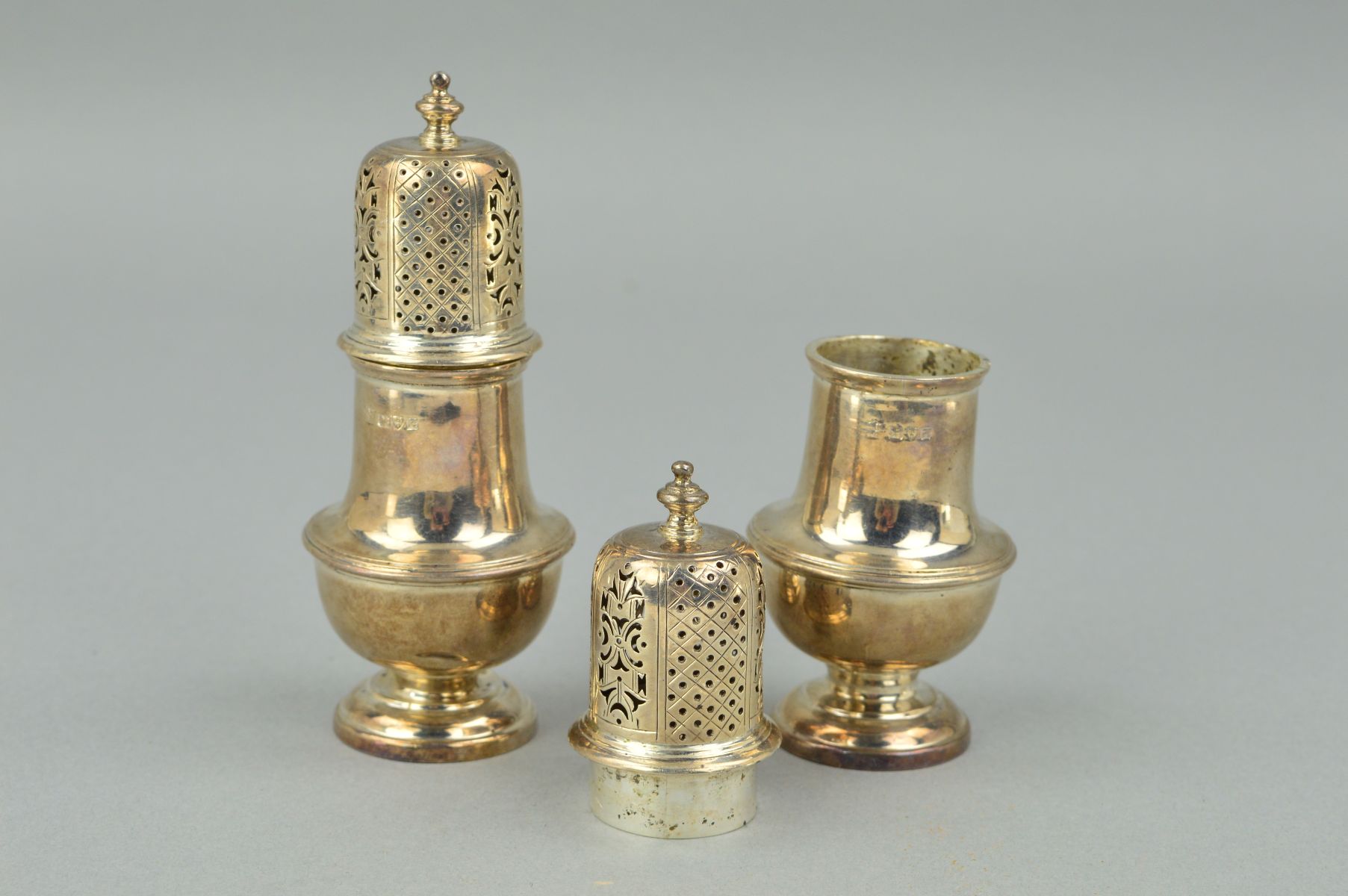 A PAIR OF EDWARDIAN SILVER BALUSTER CASTORS, knopped finials, pull off covers, short pedestals, - Image 2 of 2