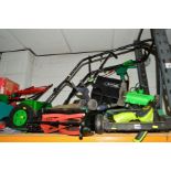 A QUANTITY OF VARIOUS GARDEN TOOLS to include a Black and Decker electric scarifier, a Webb push