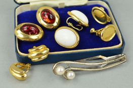 A MISCELLANEOUS JEWELLERY COLLECTION to include a silver Mikimoto cultured bar hair clip, signed '