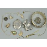 A SELECTION OF MAINLY SILVER AND WHITE METAL JEWELLERY to include a hinged bangle, an oval locket,