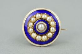 A MID VICTORIAN GOLD ENAMEL AND SPLIT PEARL BROOCH, of circular outline, the central split pearl