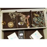 A SMALL SELECTION OF SILVER AND WHITE METAL JEWELLERY, COSTUME JEWELLERY AND A JEWELLERY BOX to