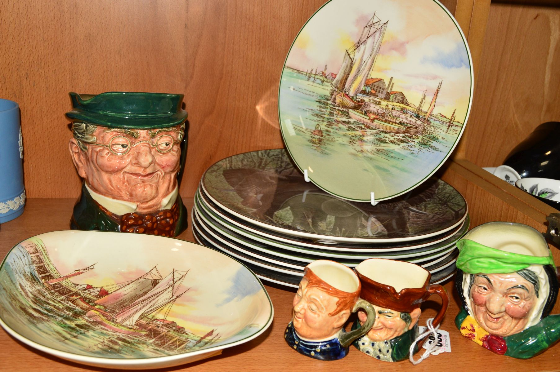 A GROUP OF ROYAL WORCESTER CHARACTER JUGS AND PLATES, to include 'Olde Charley' D6046, 'Fat Boy'