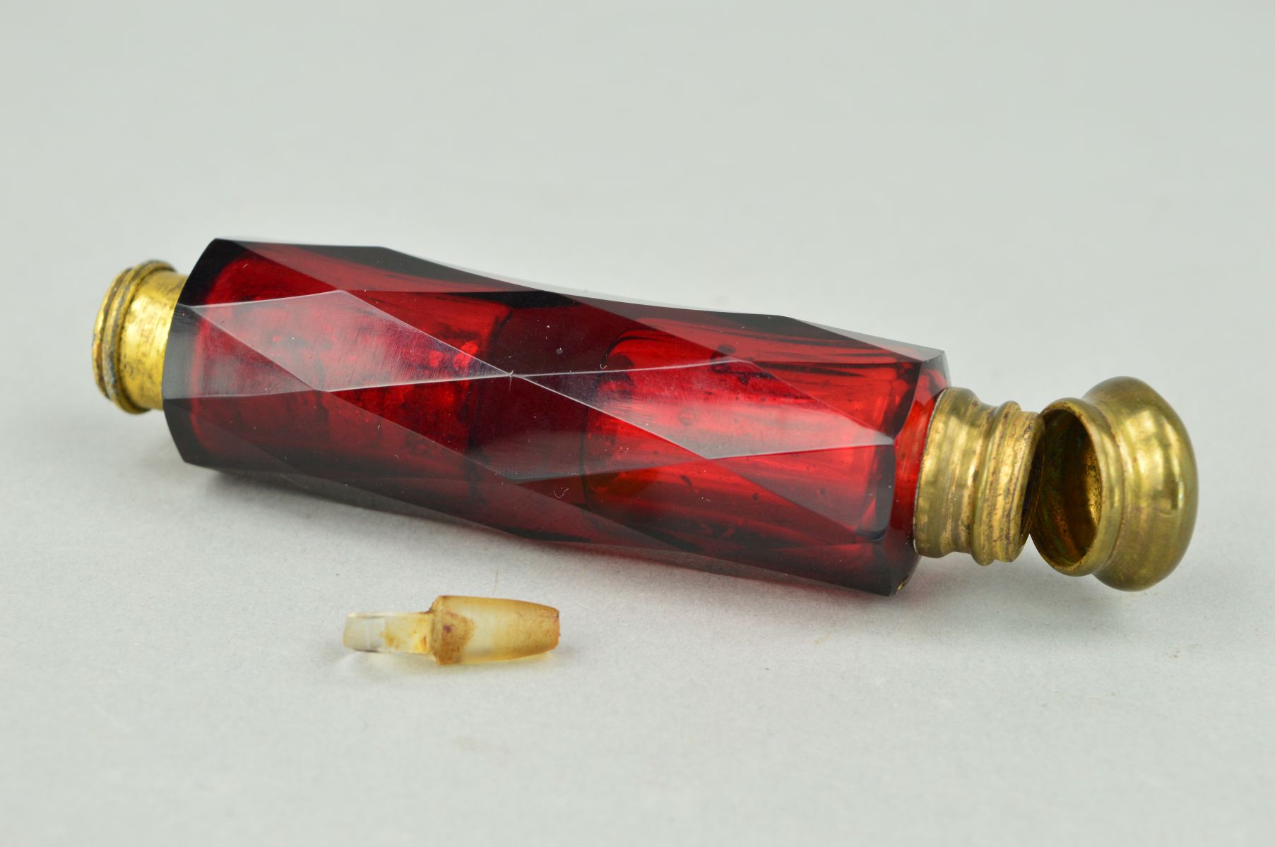 A LATE 19TH CENTURY RED GLASS DOUBLE ENDED SCENT BOTTLE, the cylindrical shape with faceted - Image 2 of 2