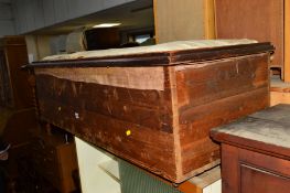 AN EARLY 20TH CENTURY OAK AND PINE BLANKET CHEST