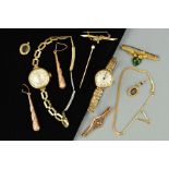 A SELECTION OF JEWELLERY to include three early 20th Century gold bar brooches, the first of foliate