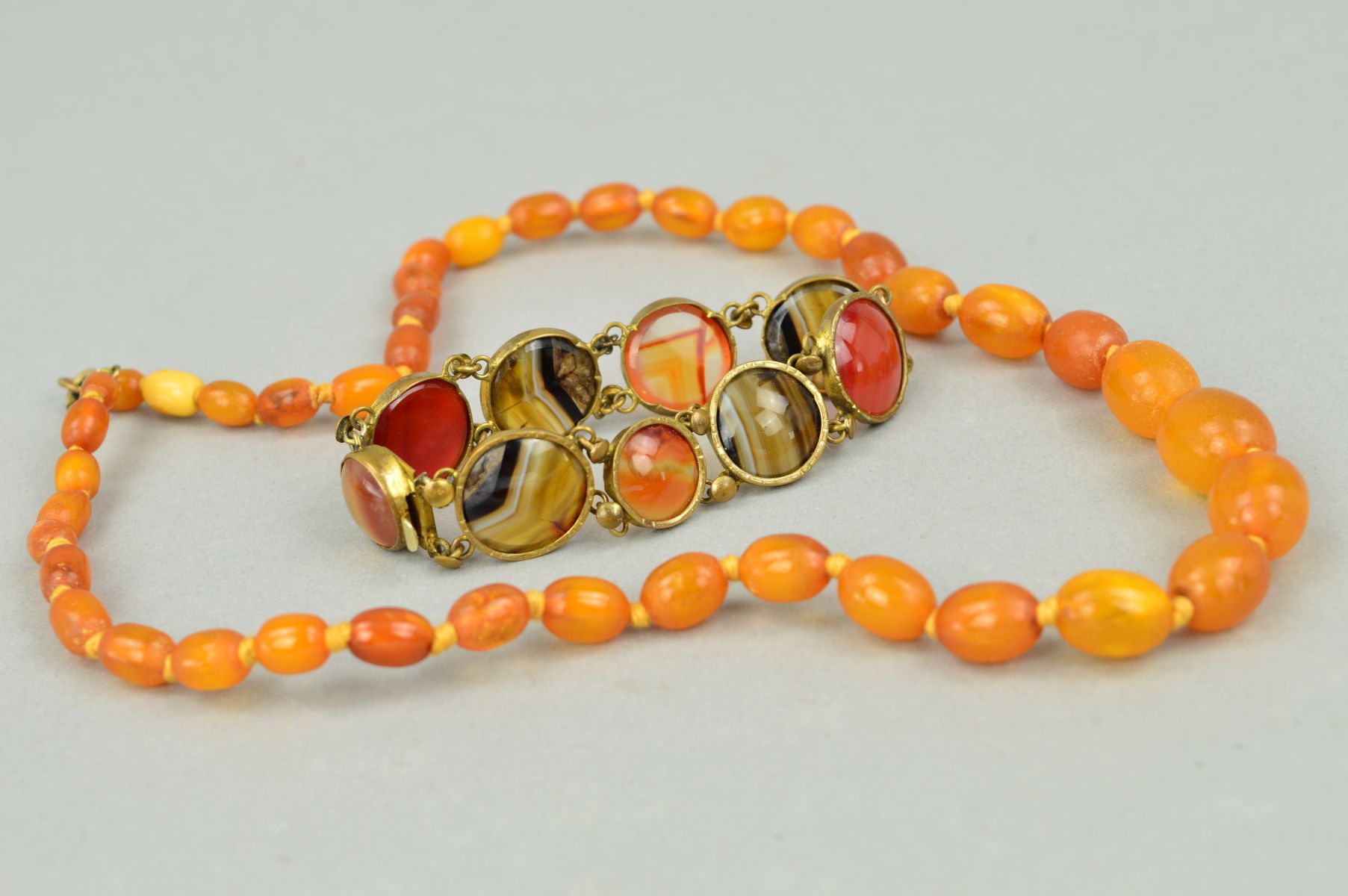 A NATURAL AMBER NECKLACE AND AN AGATE BRACELET, the amber necklace comprising forty one barrel shape - Image 2 of 2