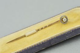 AN EARLY 20TH CENTURY GOLD DIAMOND STICKPIN WITH CASE, the old cut diamond within a collet
