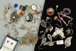 A SELECTION OF SILVER AND WHITE METAL JEWELLERY to include two Mexican Alpaca brooches, a circular