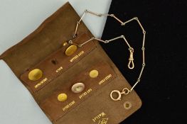 A MISCELLANEOUS JEWELLERY COLLECTION to include a 9ct gold fetter chain, white and rose gold pole