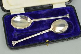 A CASED PAIR OF GEORGE V SILVER SEAL TOP PRESERVE SPOONS, engraved decoration to the handles,