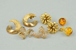 A COLLECTION OF EARRINGS to include a pair of amber studs, measuring approximately 14mm in diameter,