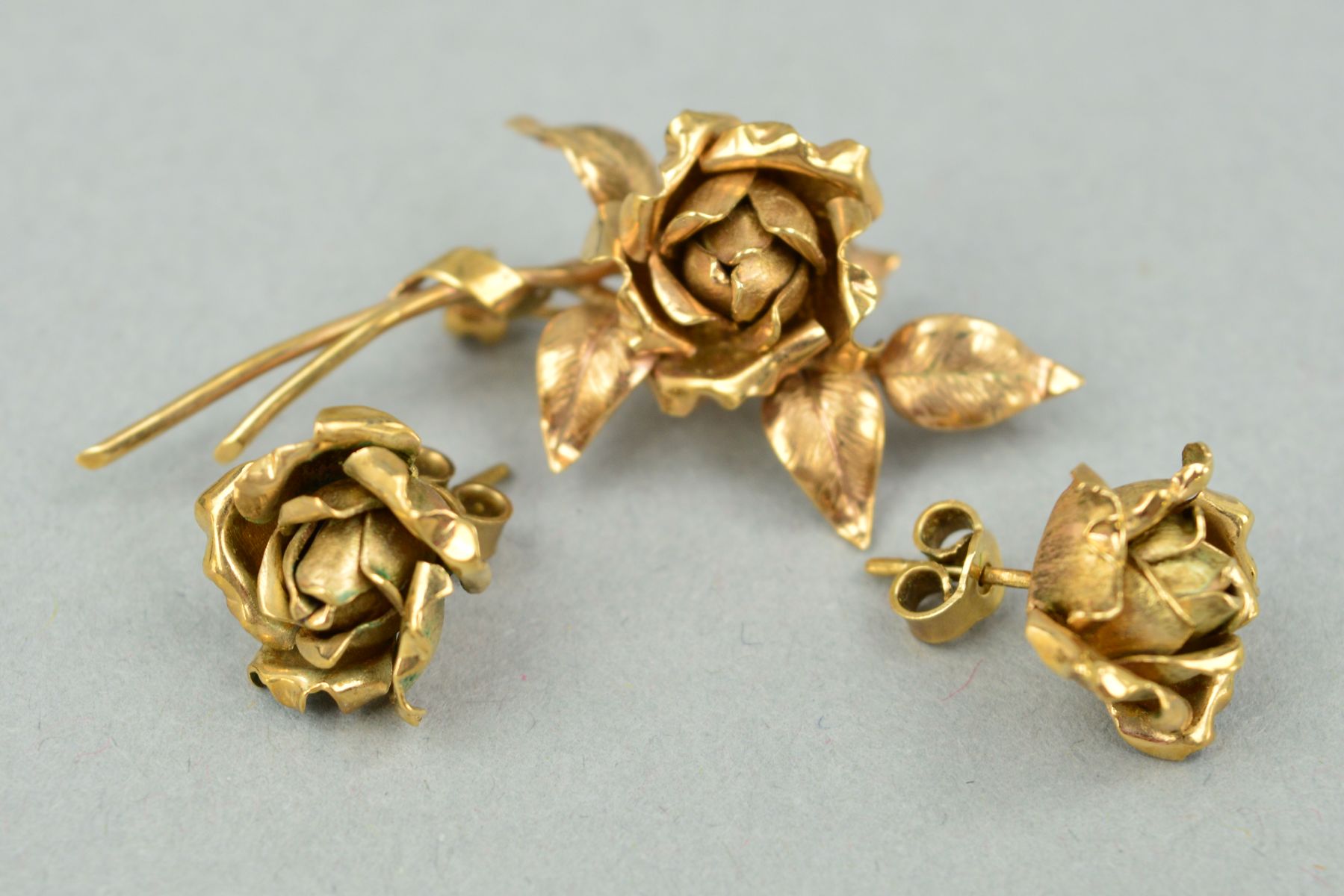 A LATE 20TH CENTURY 9CT ROSE BROOCH AND EARRING MATCHING SET, brooch measuring approximately 44mm in - Image 2 of 2