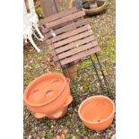 A ROUND TERRACOTTA POT and a smaller terracotta pot, together with two slatted folding garden chairs