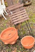 A ROUND TERRACOTTA POT and a smaller terracotta pot, together with two slatted folding garden chairs