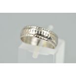 A MID - 20TH CENTURY 18CT WHITE GOLD WEDDING RING, textured pattern, measuring 5.4mm in width,