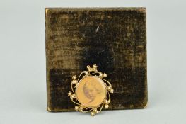 AN EARLY 20TH CENTURY GOLD SPLIT PEARL PHOTOGRAPH PENDANT, of circular outline with scrolling
