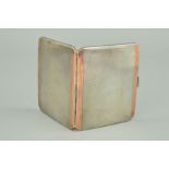AN EARLY TO MID 20TH CENTURY SILVER AND ROSE INLAID GOLD CIGARETTE CASE, engine turned decoration
