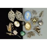 A SELECTION OF SILVER AND WHITE METAL JEWELLERY to include an oval Wedgwood brooch, an oval cameo