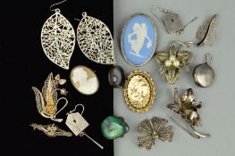 A SELECTION OF SILVER AND WHITE METAL JEWELLERY to include an oval Wedgwood brooch, an oval cameo