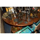 A LARGE EARLY 20TH CENTURY CIRCULAR MAHOGANY DINING TABLE on a separate later oak base,