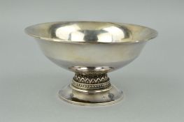 AN ELIZABETH II SILVER PEDESAL BOWL, cast decoration to the base, Birmingham 1962, 9.6 ozt, 299