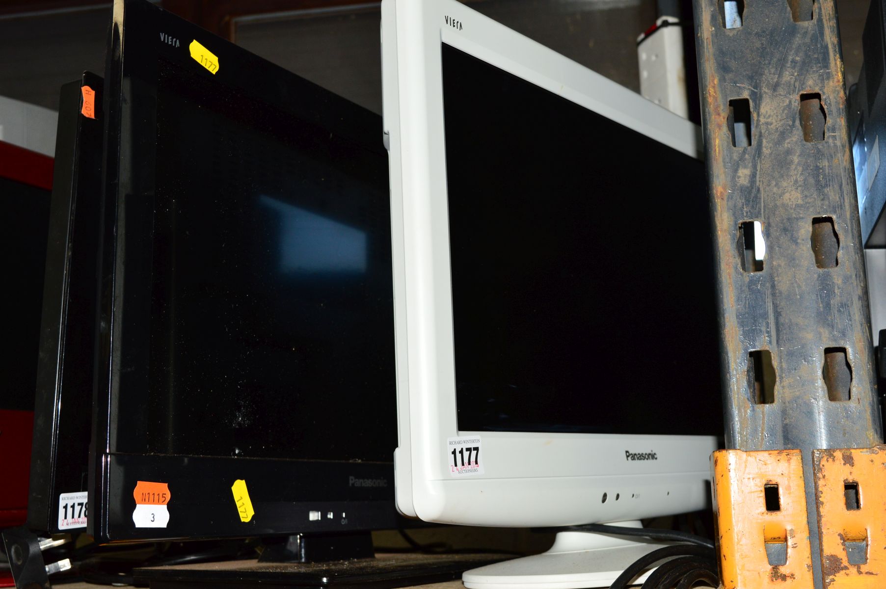 A PANASONIC 19'' FSTV with another Panasonic 19'' FSTV (one remote)