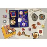 AN EDWARDIAN GILT MASONIC MEDAL, A 9CT GOLD MASONIC PENDANT AND A SELECTION OF COSTUME JEWELLERY,