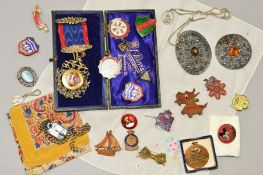 AN EDWARDIAN GILT MASONIC MEDAL, A 9CT GOLD MASONIC PENDANT AND A SELECTION OF COSTUME JEWELLERY,