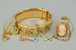 FIVE ITEMS OF JEWELLERY to include a hinged bangle, the front half bangle engraved with scrolling