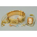 FIVE ITEMS OF JEWELLERY to include a hinged bangle, the front half bangle engraved with scrolling