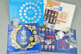 AN AMOUNT OF UK 20TH CENTURY COINS AND FOOTBALL RELATED COINS AND BADGES, to include a gold half