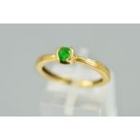 A MODERN SINGLE STONE EMERALD RING, round mixed cut emerald measuring approximately 4.0mm in