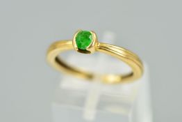 A MODERN SINGLE STONE EMERALD RING, round mixed cut emerald measuring approximately 4.0mm in