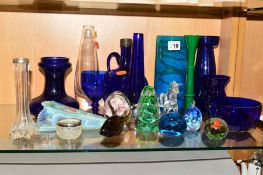 A GROUP OF COLOURED AND CLEAR GLASSWARES, to include silver collared bud vase and salt,