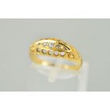 AN EARLY 20TH CENTURY 18CT GOLD FIVE STONE DIAMOND RING set with five graduated old cut diamonds