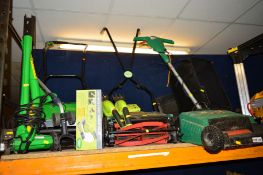 A QUANTITY OF VARIOUS GARDEN TOOLS to include a Black and Decker electric scarifier, a Webb push