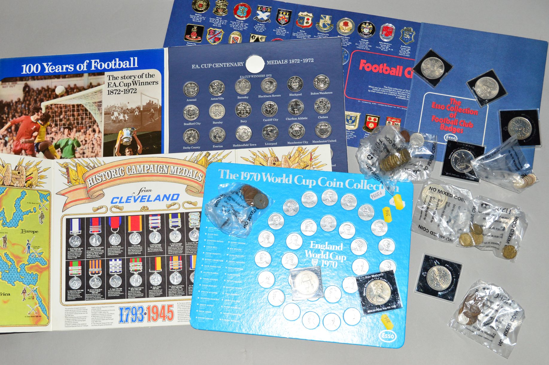 AN AMOUNT OF UK 20TH CENTURY COINS AND FOOTBALL RELATED COINS AND BADGES, to include a gold half