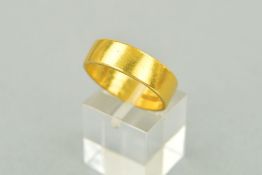A 22CT GOLD BAND RING of plain design, with 22ct gold hallmark for Birmingham 1971, ring size S,