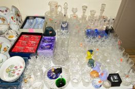 A PARCEL OF CUT GLASS to include Edinburgh crystal whisky glasses, boxed Continental cut glass