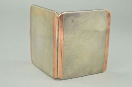 AN EARLY TO MID 20TH CENTURY SILVER AND ROSE INLAID GOLD CIGARETTE CASE, engine turned decoration