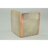 AN EARLY TO MID 20TH CENTURY SILVER AND ROSE INLAID GOLD CIGARETTE CASE, engine turned decoration