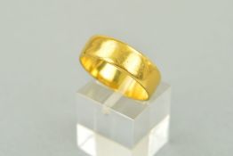 A 22CT GOLD BAND RING of plain design, with 22ct gold hallmark for Birmingham 1971, ring size R,