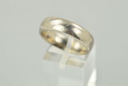 AN 18CT WHITE GOLD GENTLEMAN'S BAND RING designed as a plain D-shape band, 18ct hallmark for