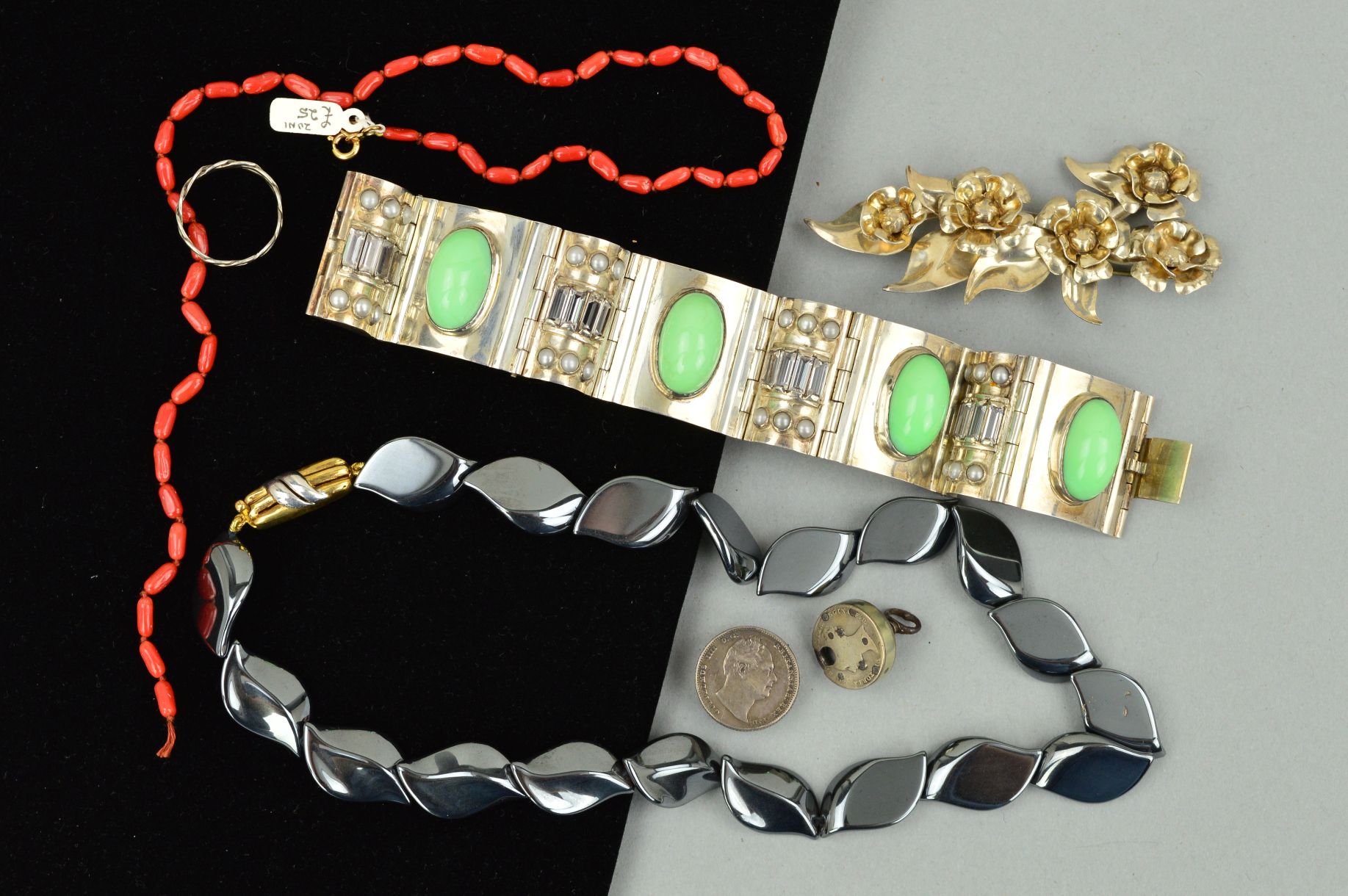 A SELECTION OF JEWELLERY to include a hinged panel bracelet set with green paste cabochons,