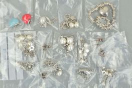 A SELECTION OF SILVER AND WHITE METAL JEWELLERY to include an expandable charm bracelet, two