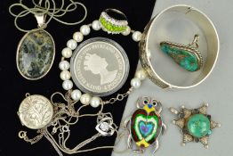 A SELECTION OF JEWELLERY, to include an enamel bug pendant, a circular locket, an oval agate