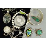 A SELECTION OF JEWELLERY, to include an enamel bug pendant, a circular locket, an oval agate