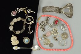 A SELECTION OF SILVER AND WHITE METAL JEWELLERY to include a rose quartz and moonstone pendant, a